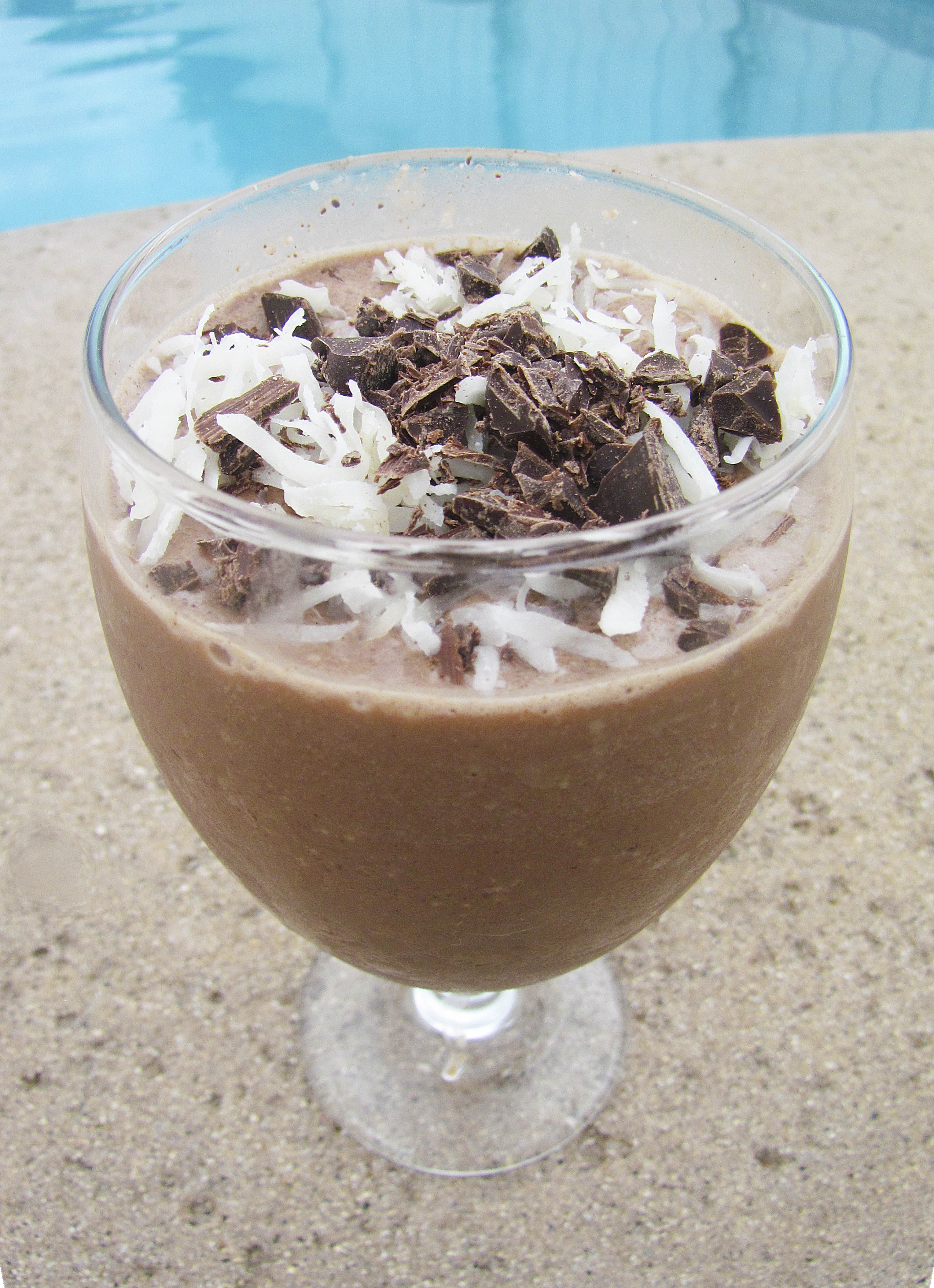 http://www.foodielovesfitness.com/wp-content/uploads/2015/04/chocolate-coconut-caramel-smoothie-3.jpg
