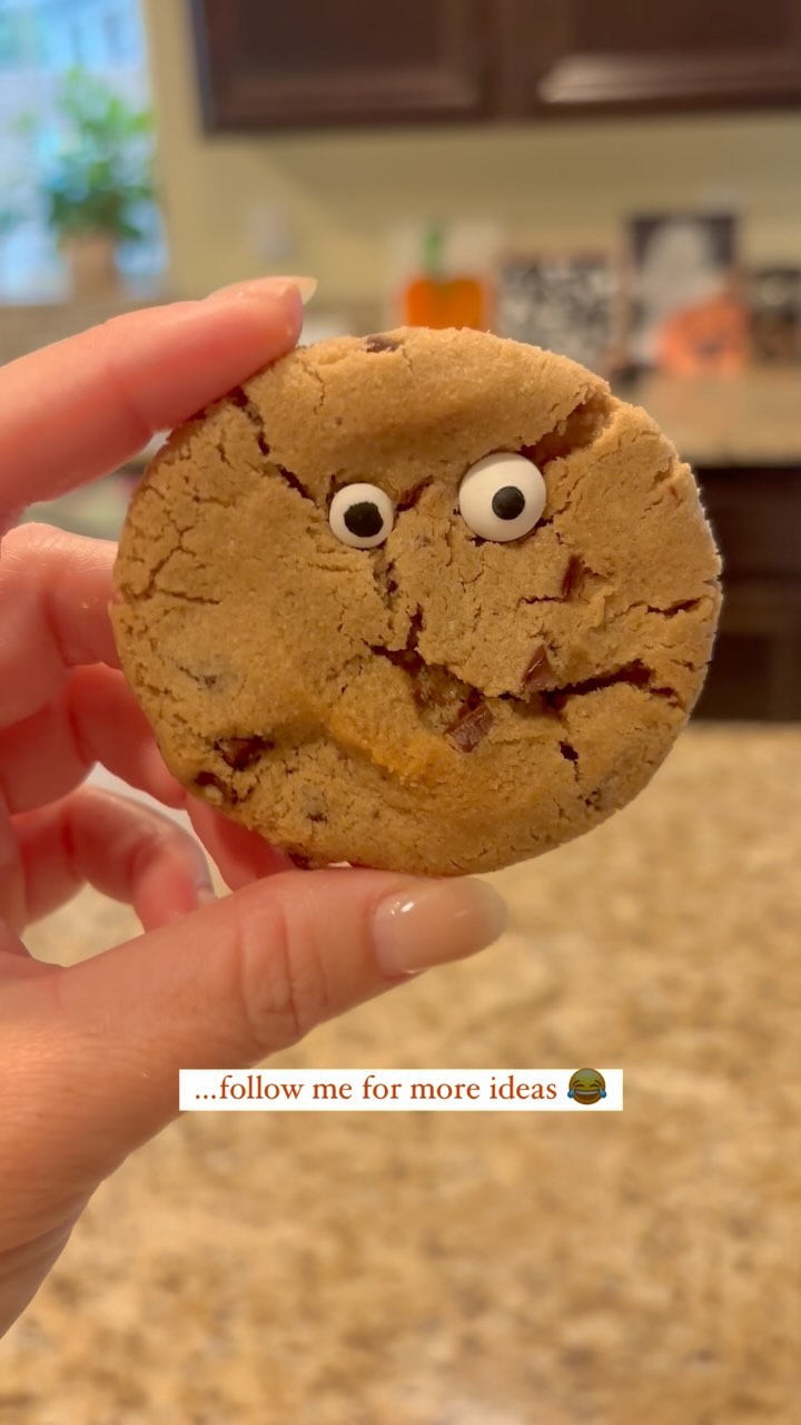 Some days I’ve got a whole fun craft set up, some days we pop some eyeballs on @sweetlorens cookies and call it a day 👀🍪😆

#spooky #cookies #halloween #momsofinstagram #busymomlife