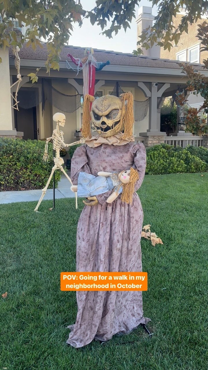 My neighborhood goes all out for Halloween 👻 & I love it! 

Does your hood get festive this time of year? 

#happyhalloween #spooky #october #temeculaca #ghosts #skeletons